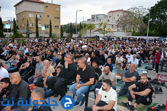 اهالي جلجولية يؤدون صلاة عيد الاضحى في ساحة مسجد الروضة في جلجولية 